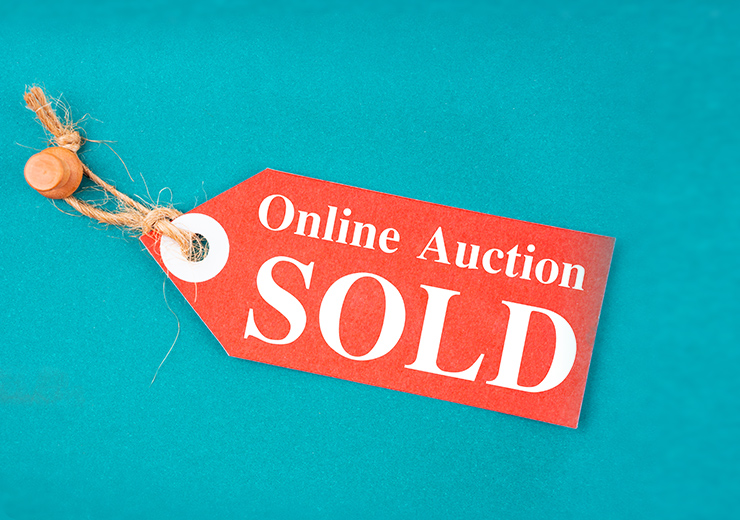 Outline Auction Soldと書かれたタグの写った画像