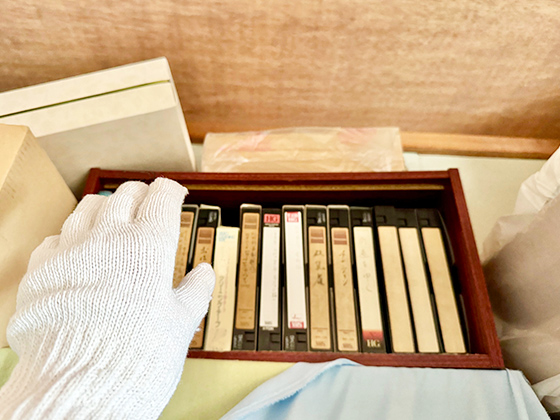 小さいさな棚に入った記録媒体を取り出そうとする画像