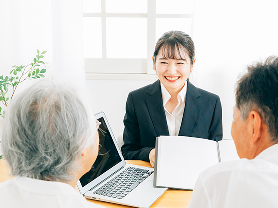 老夫婦が若い女性スタッフから説明を受けている様子を表す画像